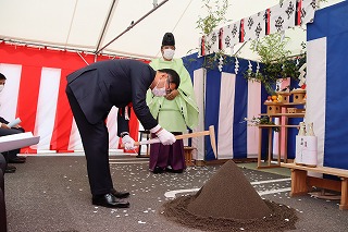 鍬入れをする時田組合長