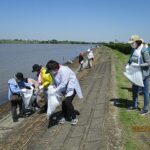 河川を清掃する様子